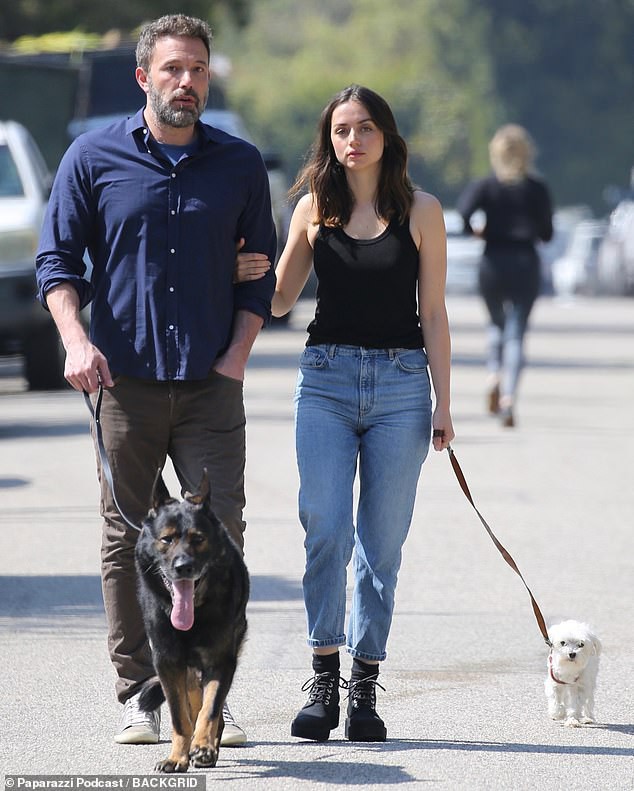 ben affleck va ban gai kem 16 tuoi quan quyt khong roi khi di dao o my hinh 7