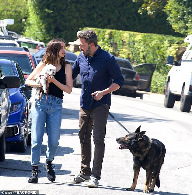 ben affleck va ban gai kem 16 tuoi quan quyt khong roi khi di dao o my hinh 8