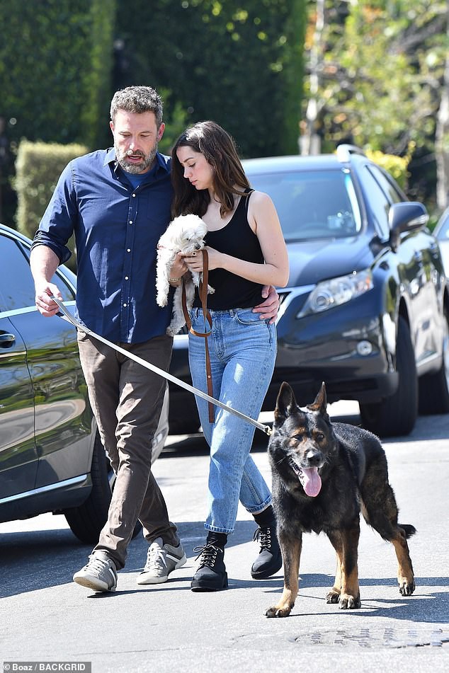ben affleck va ban gai kem 16 tuoi quan quyt khong roi khi di dao o my hinh 9