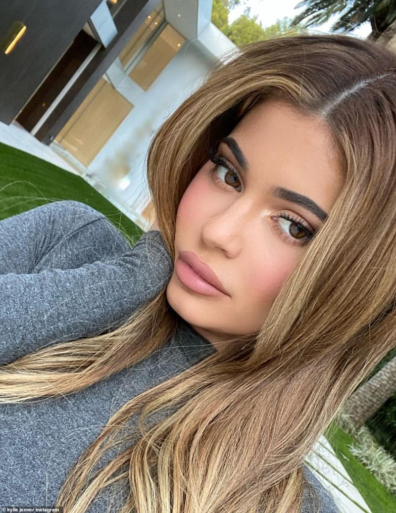 nu ty phu kylie jenner gay chu y voi guong mat moc khac la khi ra pho hinh 2