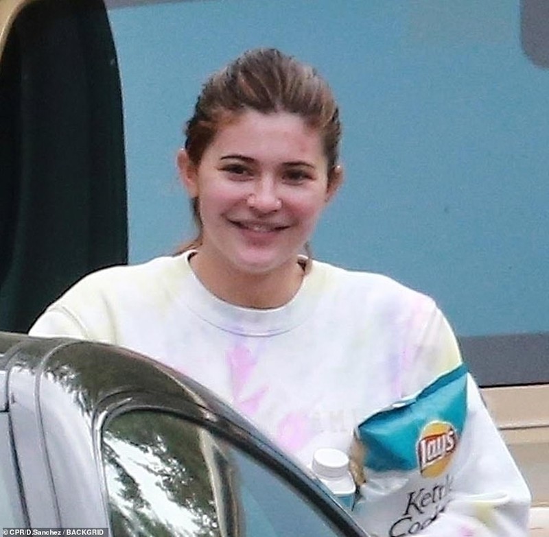 nu ty phu kylie jenner gay chu y voi guong mat moc khac la khi ra pho hinh 1