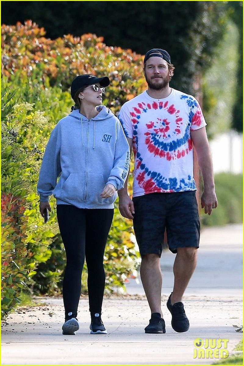 chris pratt doi mu nguoc cuc ngau, tinh cam nam tay vo di dao pho  hinh 1