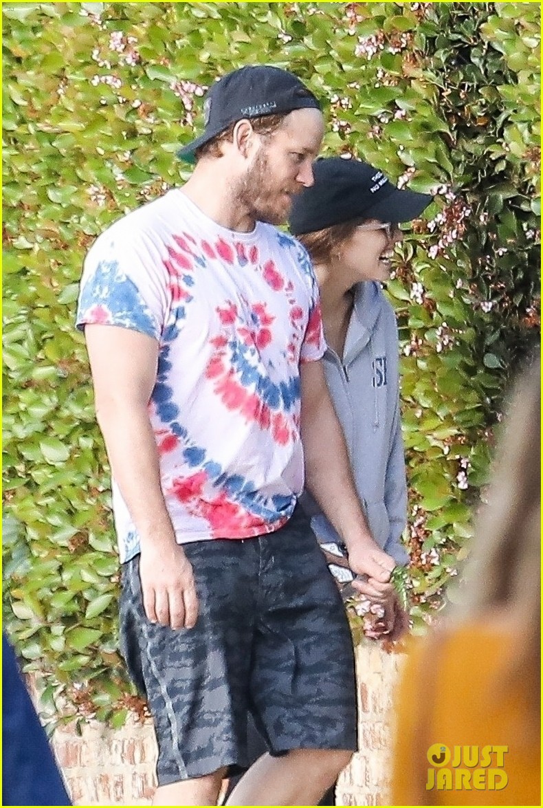 chris pratt doi mu nguoc cuc ngau, tinh cam nam tay vo di dao pho  hinh 8