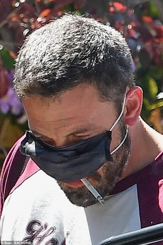 ben affleck ven khau trang de hut thuoc khi di choi cung tinh tre hinh 1