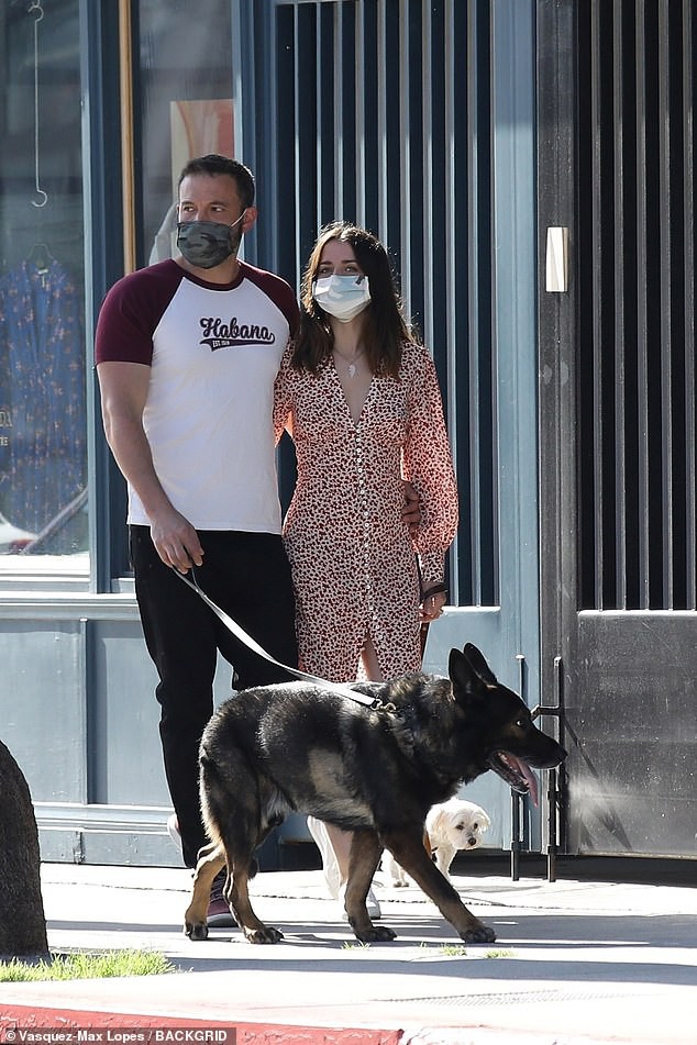 ben affleck ven khau trang de hut thuoc khi di choi cung tinh tre hinh 2
