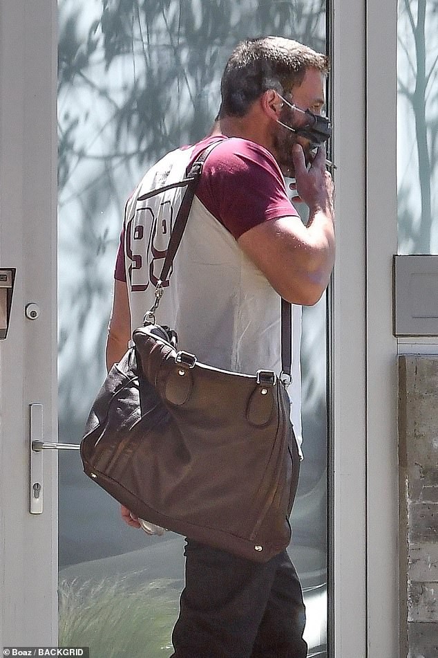 ben affleck ven khau trang de hut thuoc khi di choi cung tinh tre hinh 3