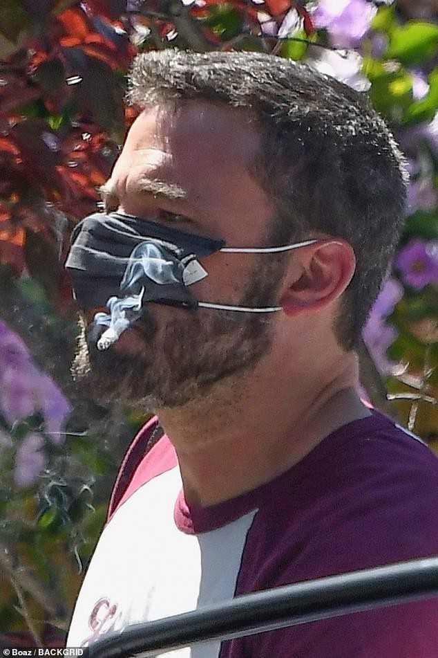 ben affleck ven khau trang de hut thuoc khi di choi cung tinh tre hinh 4