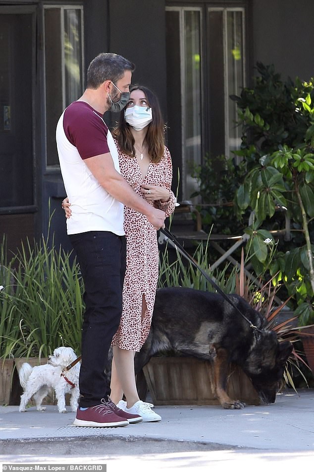 ben affleck ven khau trang de hut thuoc khi di choi cung tinh tre hinh 5