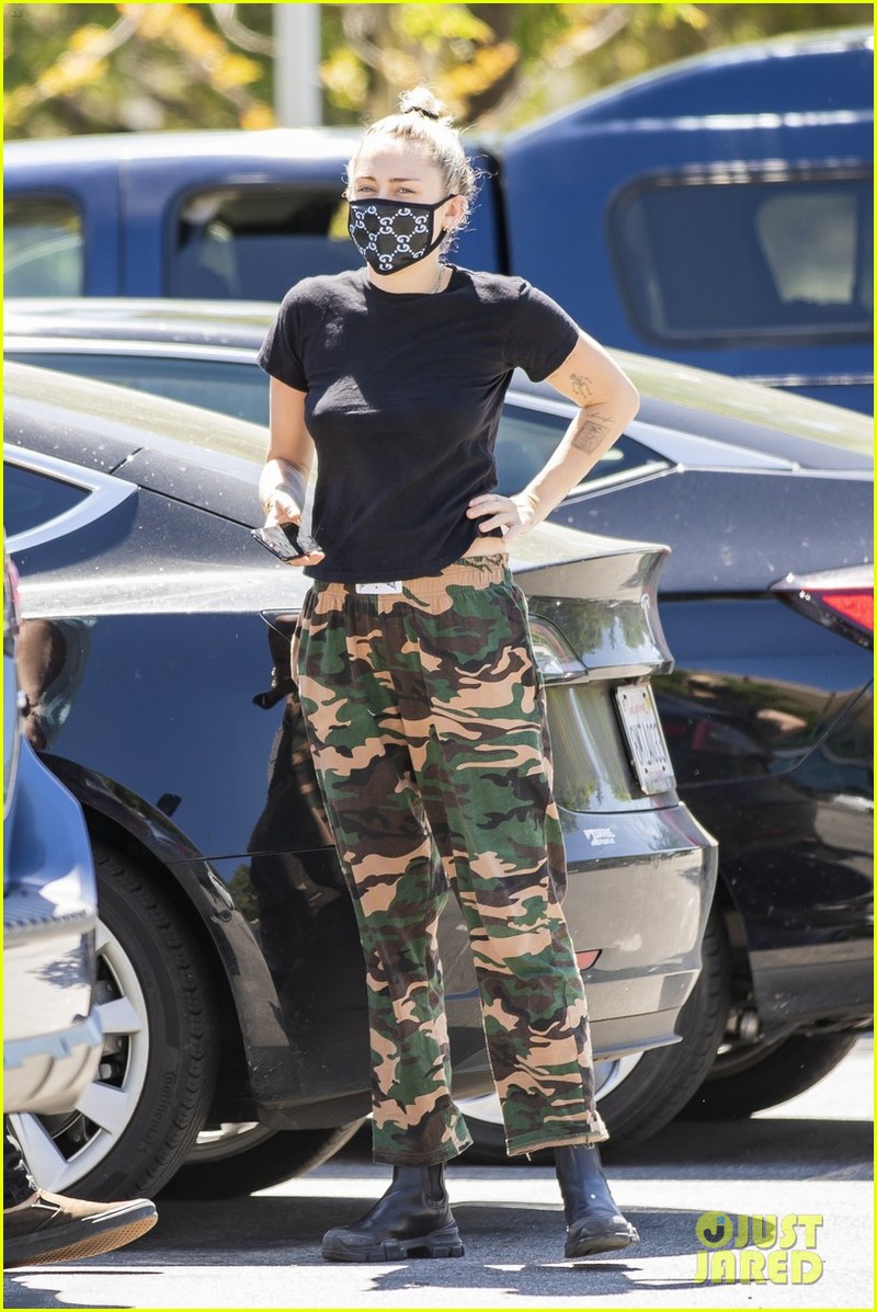 miley cyrus deo khau trang kin mit khi di hen ho cung ban trai  hinh 7
