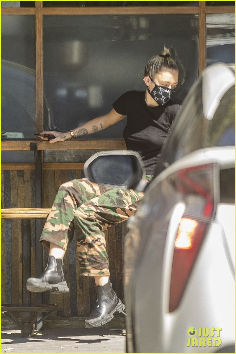 miley cyrus deo khau trang kin mit khi di hen ho cung ban trai  hinh 8