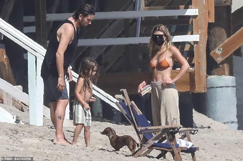 sofia richie deo khau trang di choi tren bai bien cung ban trai hinh 1