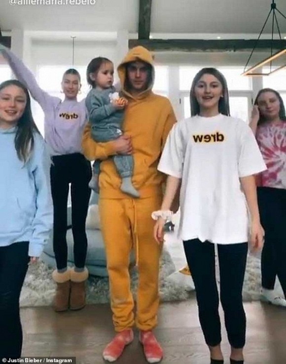 justin bieber "gay sot" khi nhay tik tok cung vo va cac em gai tai nha hinh 1