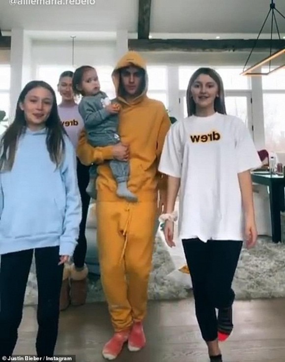 justin bieber "gay sot" khi nhay tik tok cung vo va cac em gai tai nha hinh 2