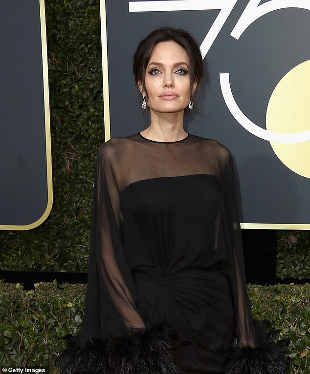 angelina jolie nghen ngao tuong nho me trong "ngay cua me" hinh 2