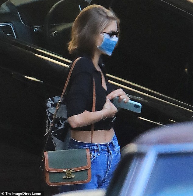 con gai cindy crawford mac croptop sanh dieu ra pho sau khi chia tay hinh 1