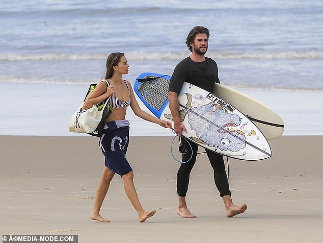tai tu liam hemsworth va ban gai xinh dep vui ve dao bien hinh 3