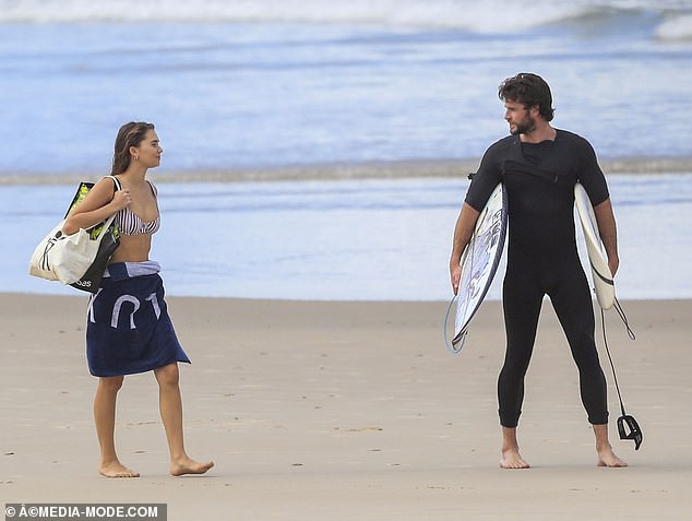 tai tu liam hemsworth va ban gai xinh dep vui ve dao bien hinh 4