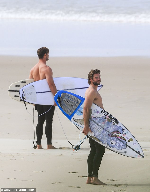 tai tu liam hemsworth va ban gai xinh dep vui ve dao bien hinh 8