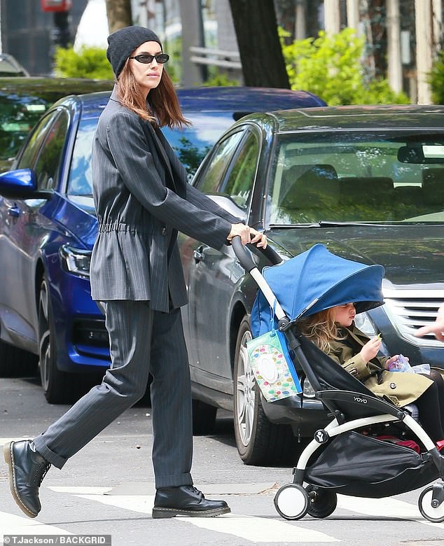 "tinh cu" irina shayk deo bom cua con gai cung ra pho hinh 7