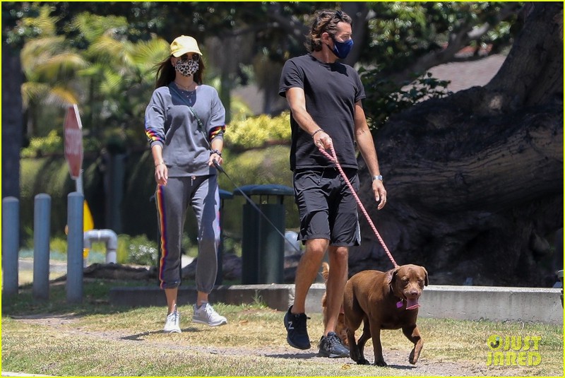 "thien than" alessandra ambrosio coi ao, mac bra goi cam dat thu cung di dao hinh 1