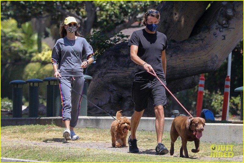 "thien than" alessandra ambrosio coi ao, mac bra goi cam dat thu cung di dao hinh 2