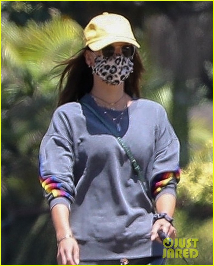 "thien than" alessandra ambrosio coi ao, mac bra goi cam dat thu cung di dao hinh 3