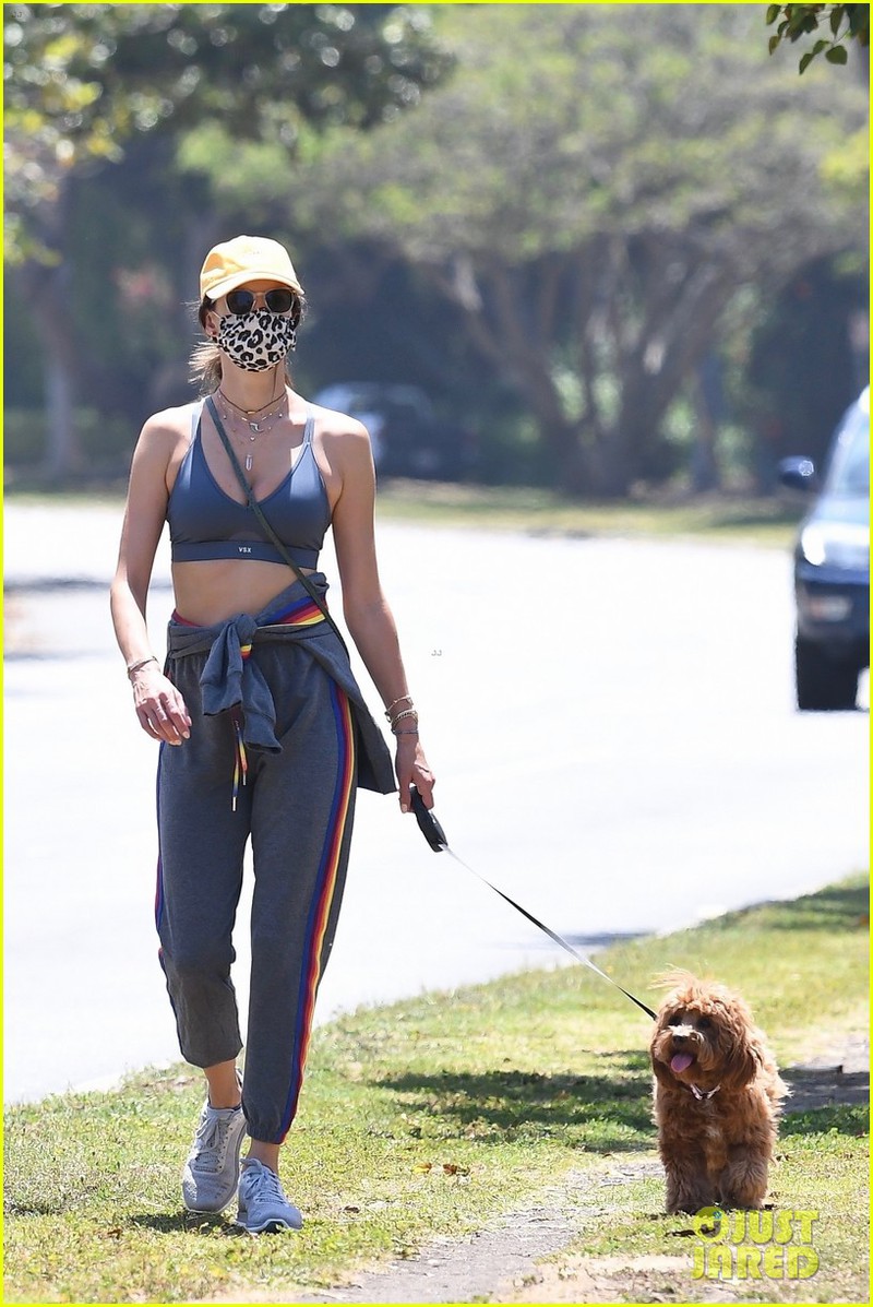 "thien than" alessandra ambrosio coi ao, mac bra goi cam dat thu cung di dao hinh 5