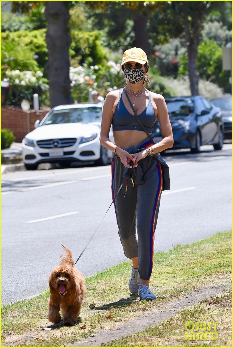 "thien than" alessandra ambrosio coi ao, mac bra goi cam dat thu cung di dao hinh 6
