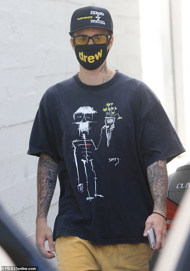 justin bieber khoe loat hinh xam "khung", mot minh di an trua o my hinh 1