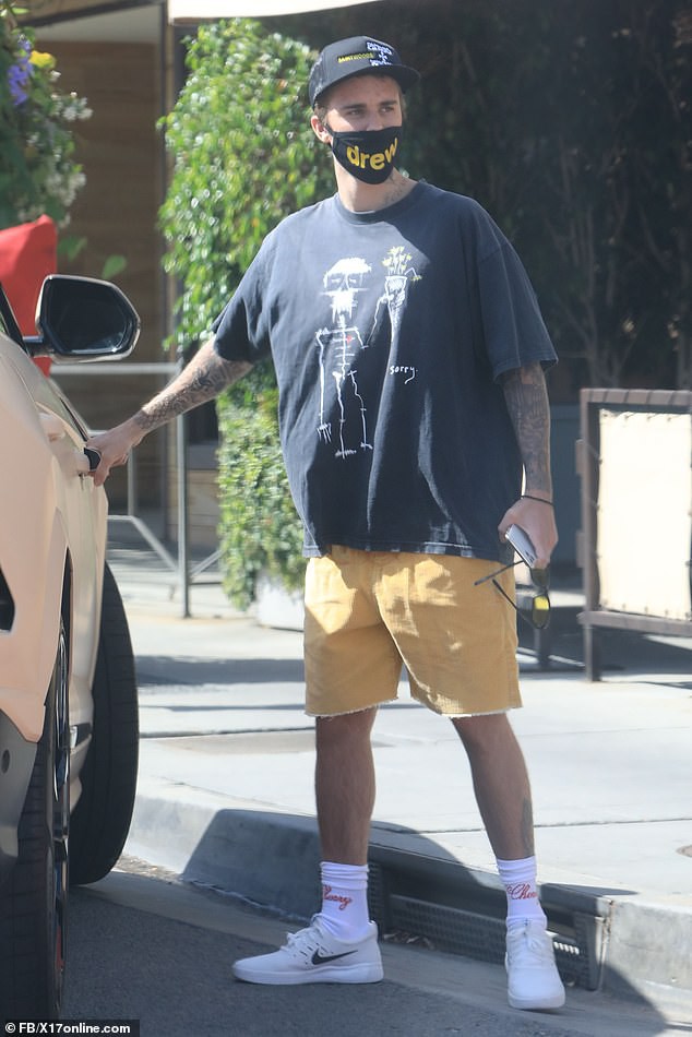 justin bieber khoe loat hinh xam "khung", mot minh di an trua o my hinh 2