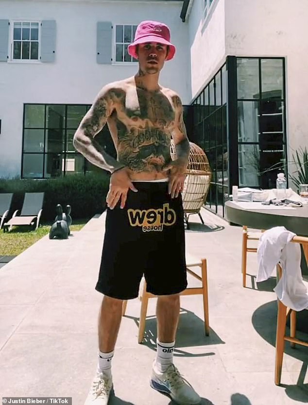 justin bieber coi ao khoe hinh xam khi nhay tik tok giua troi nang hinh 1