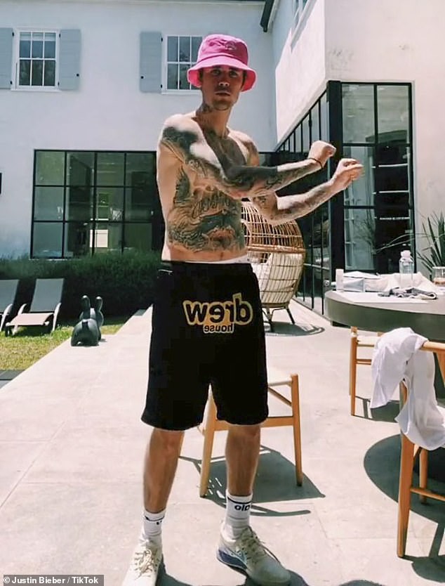 justin bieber coi ao khoe hinh xam khi nhay tik tok giua troi nang hinh 2