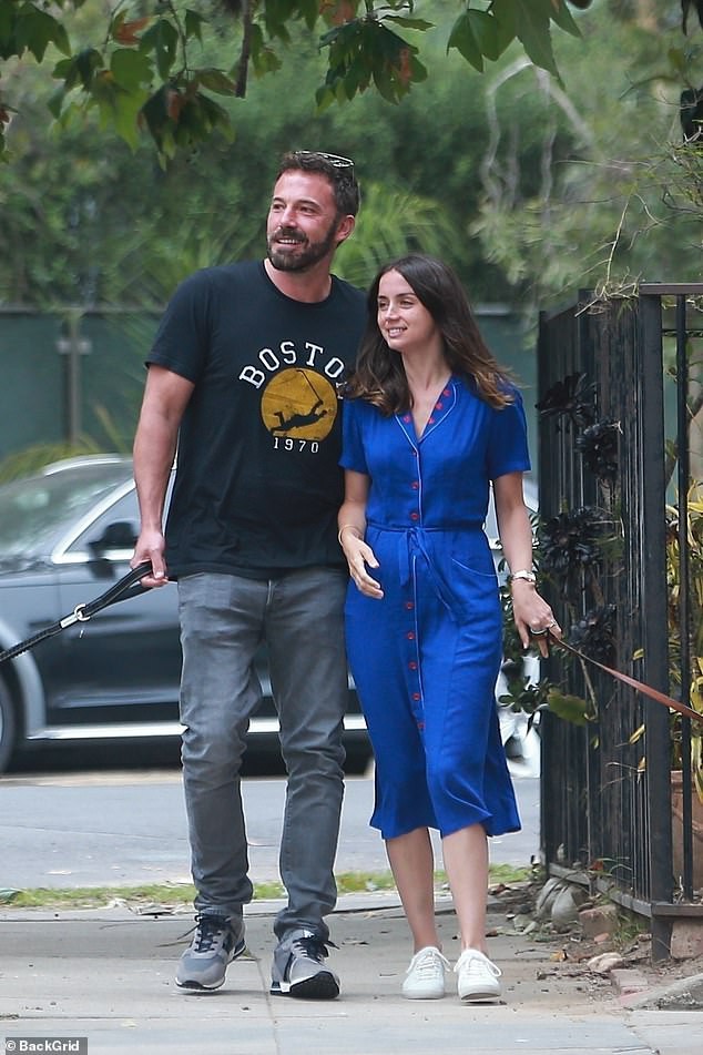 ben affleck tinh tu nam tay ban gai xinh dep di dao pho o y hinh 1