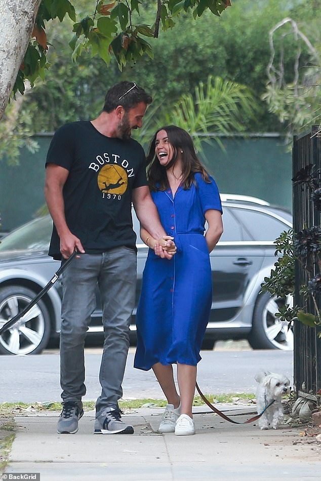 ben affleck tinh tu nam tay ban gai xinh dep di dao pho o y hinh 3