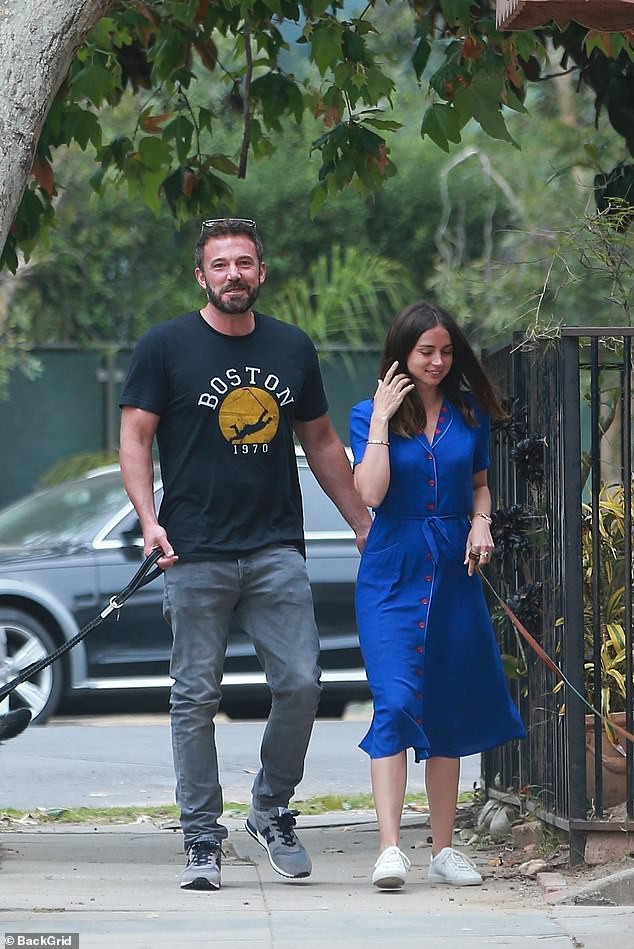 ben affleck tinh tu nam tay ban gai xinh dep di dao pho o y hinh 4
