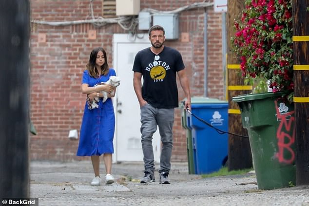 ben affleck tinh tu nam tay ban gai xinh dep di dao pho o y hinh 6