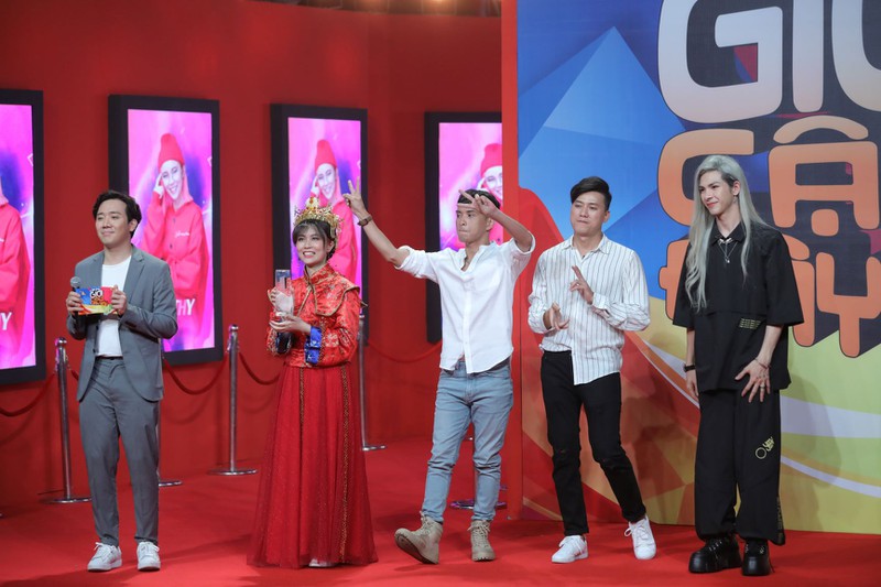 mac van khoa "sung nguoi" khi bi de doa, misthy gianh cup "on gioi" hinh 1
