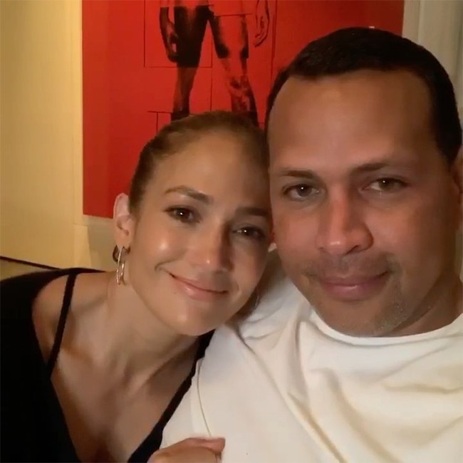 jennifer lopez "dau long" khi phai hoan dam cuoi vi dich covid-19 hinh 1
