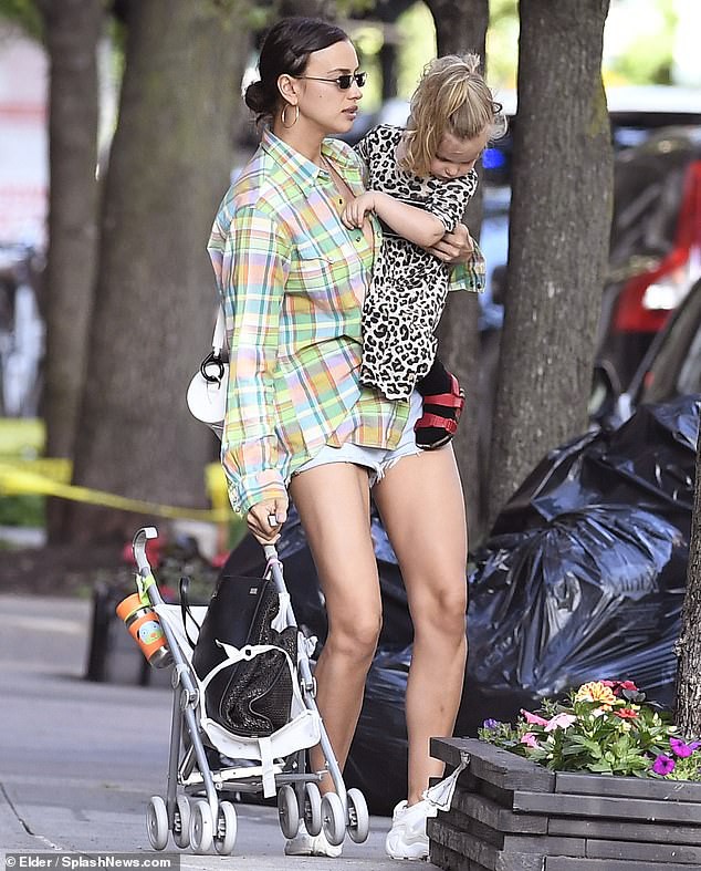 irina shayk dien mot "giau quan" sanh dieu dua con gai cung di choi hinh 2