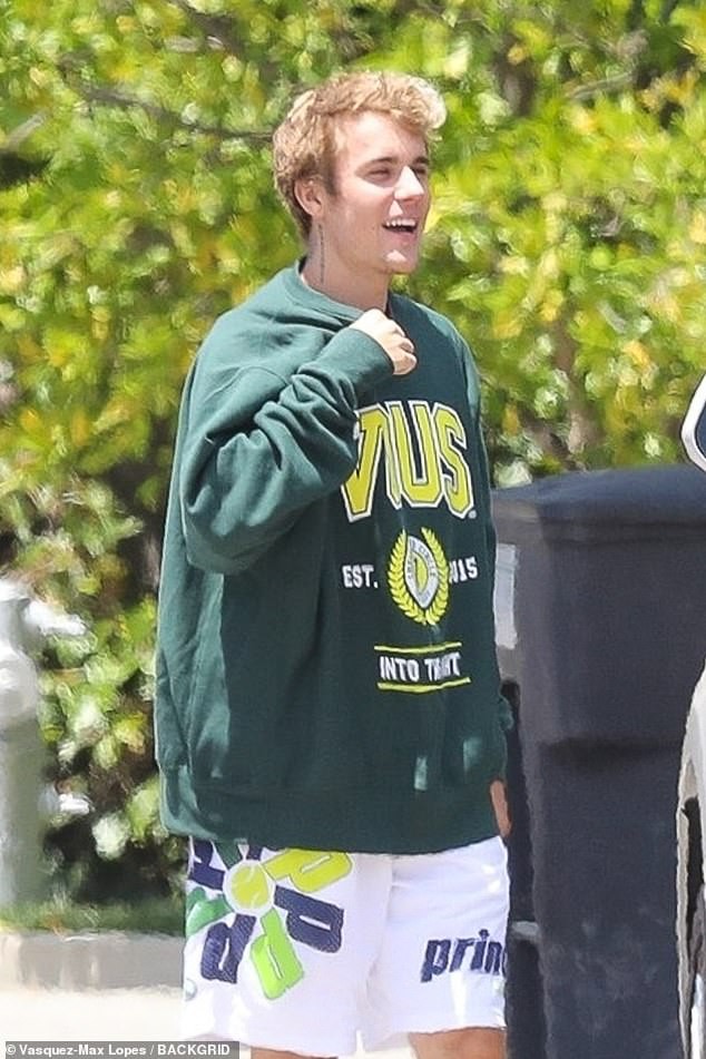 justin bieber tai xuat dien trai, di chan tran tren nen dat khi ra pho hinh 2