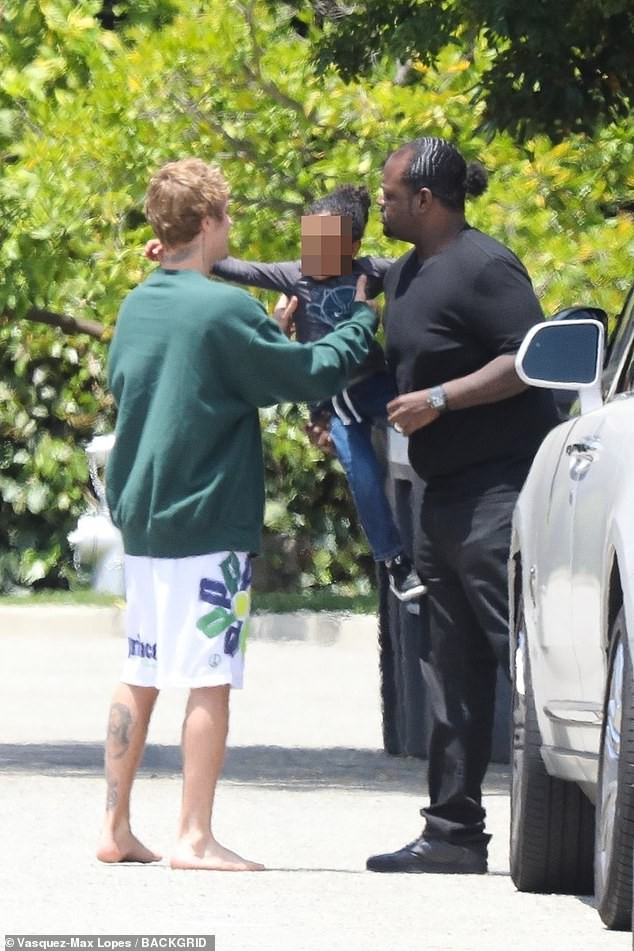 justin bieber tai xuat dien trai, di chan tran tren nen dat khi ra pho hinh 3