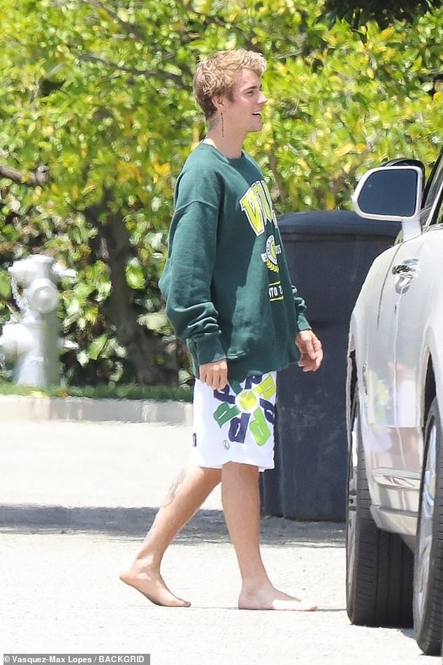 justin bieber tai xuat dien trai, di chan tran tren nen dat khi ra pho hinh 4