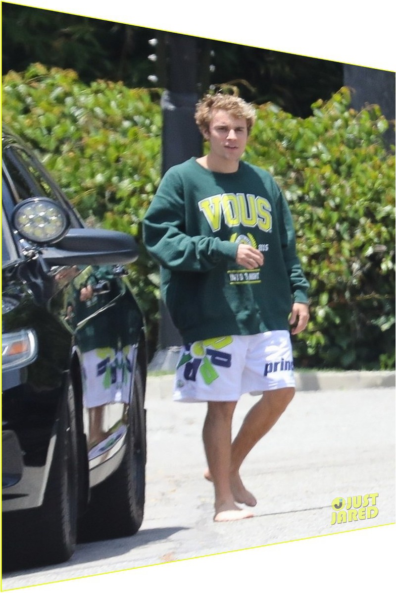 justin bieber tai xuat dien trai, di chan tran tren nen dat khi ra pho hinh 5