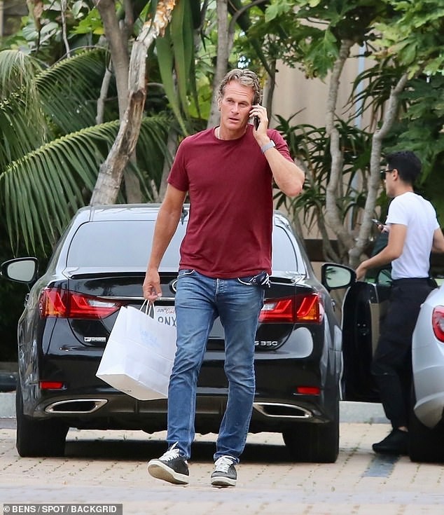 sieu mau cindy crawford va ong xa mac do dong dieu ra pho mua do hinh 3