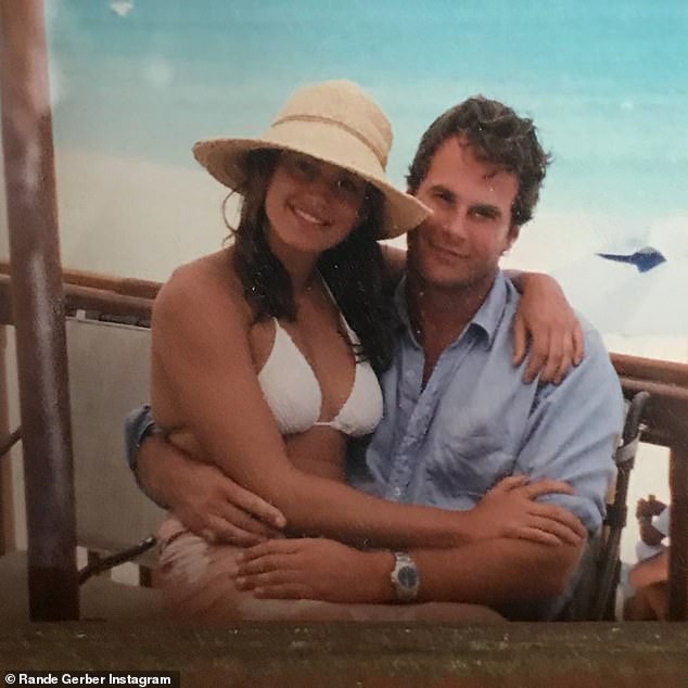 sieu mau cindy crawford va ong xa mac do dong dieu ra pho mua do hinh 4