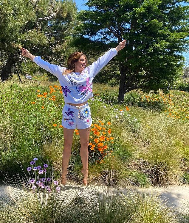 sieu mau cindy crawford va ong xa mac do dong dieu ra pho mua do hinh 5