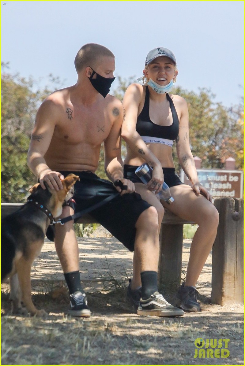 miley cyrus mac bra khoe co bung san chac khi di bo cung ban trai hinh 2