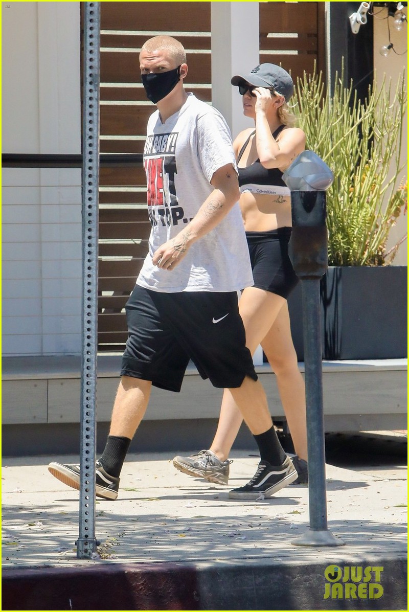 miley cyrus mac bra khoe co bung san chac khi di bo cung ban trai hinh 4
