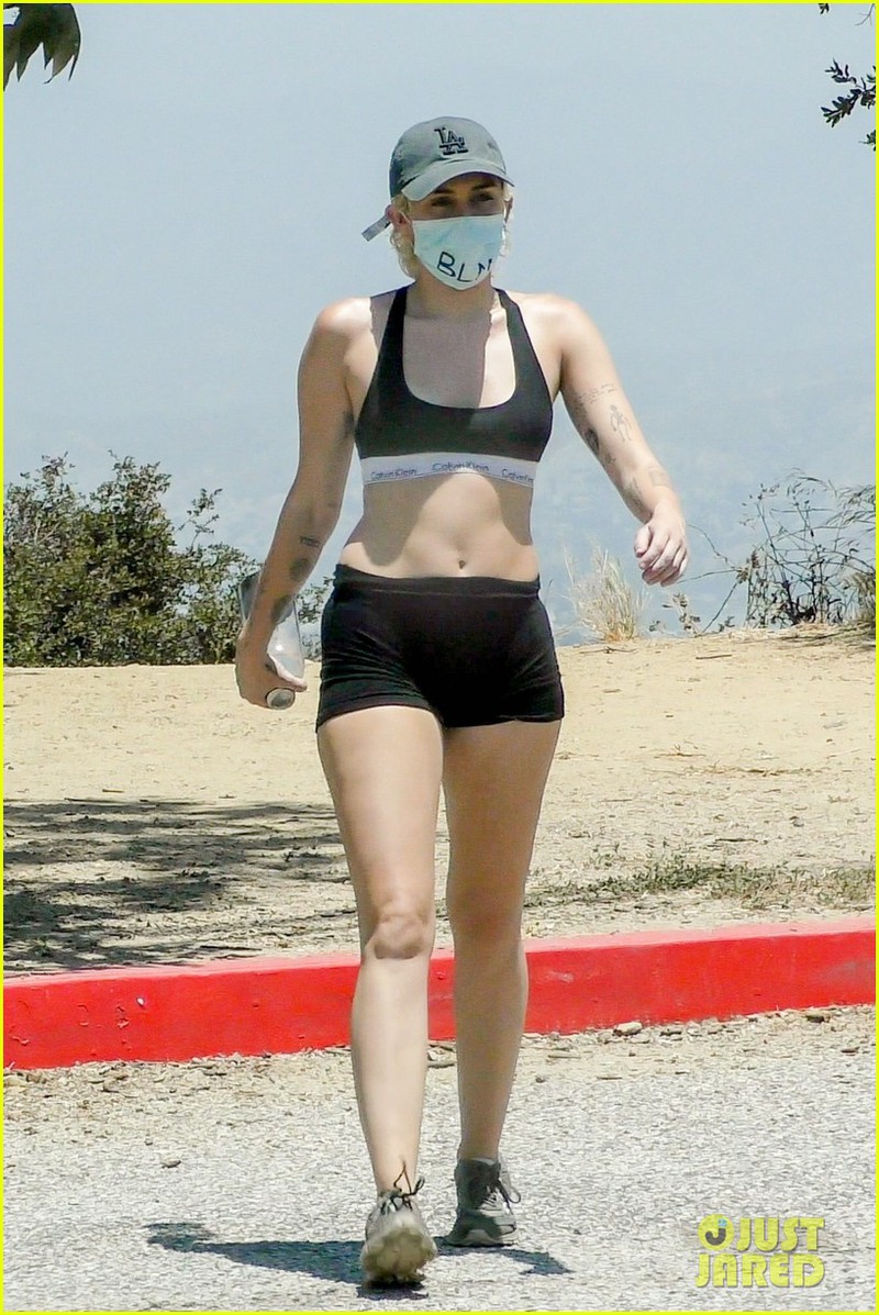 miley cyrus mac bra khoe co bung san chac khi di bo cung ban trai hinh 5