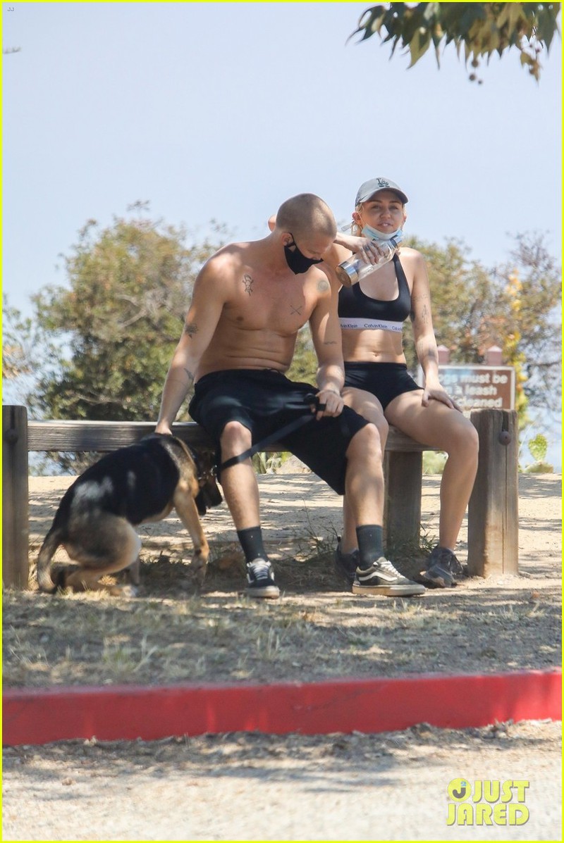 miley cyrus mac bra khoe co bung san chac khi di bo cung ban trai hinh 8